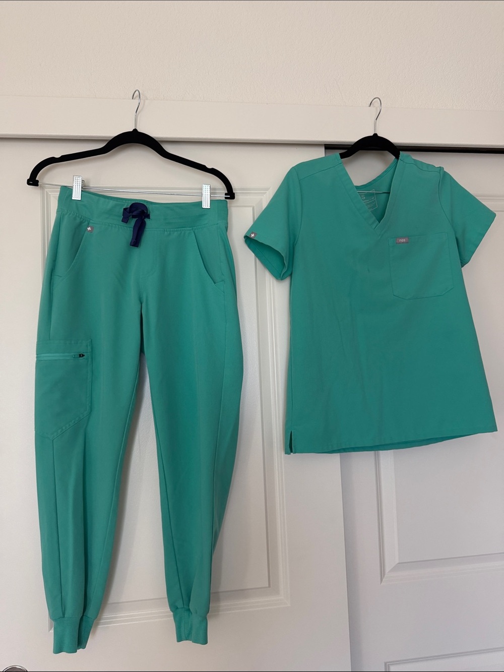 Teal Figs Scrubs Medical Scrub Set - Top & Jogger Pants XS and XS petite